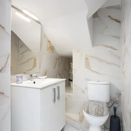 Home2book Charming Sea Front House בית נופש