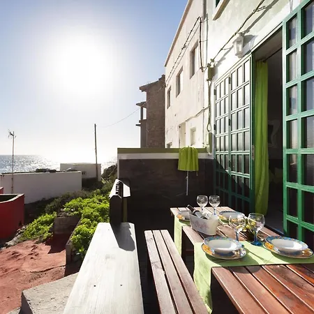 Semesterbostad Home2book Charming Sea Front House *