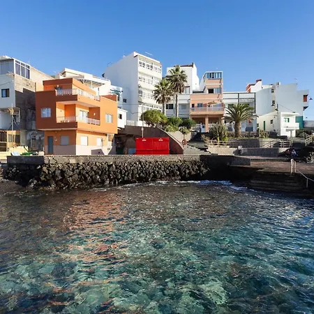 Дом отдыха Home2book Charming Sea Front House