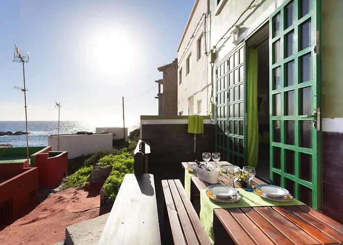 Дом отдыха Home2book Charming Sea Front House *