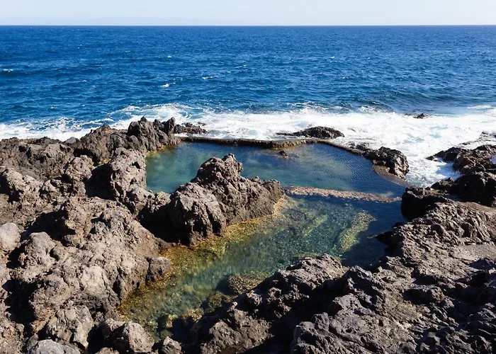 Дом отдыха Home2book Charming Sea Front House