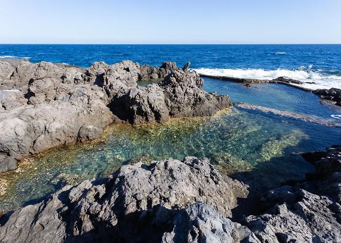 Дом отдыха Home2book Charming Sea Front House